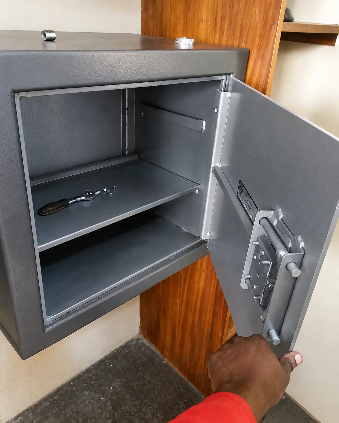 Safe opening service showing lock mechanism